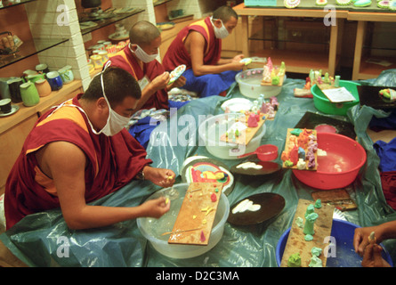 Tibetische Mönche tun Butter Skulpturen von Gautam Buddha an Pyramide, Kreuzung In Bombay jetzt Mumbai, Maharashtra, Indien Stockfoto