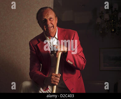 Stan Musial, einen Rekord 24-Mal All-Star-Baseball sehr geliebt von Fans, die nannten ihn "Stan The Man", und verbrachte seine gesamte 22-Jahr-Karriere mit den St. Louis Cardinals, gestorben 19. Januar 2013 in Ladue, Missouri. Musial, einer der größten Hitters in der Geschichte der Major League, wurde aufgenommen in die Baseball Hall Of Fame im Jahr 1969 und 2011 die Presidential Medal Of Freedom verliehen. Bild: 30. März 1998 wurde gewählt - St. Louis, Missouri, USA - STAN MUSIAL, die Hall Of Fame im Jahr 1969. Die 22-jährige Veteran von den St. Louis Cardinals wurde auf der herausragendsten Interpreten in der Geschichte der ga Stockfoto