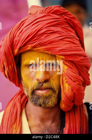 Khandoba Anhänger mit Gesicht verschmiert mit gelben Kurkumapulver. Jejuri, Maharashtra. Indien Stockfoto