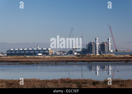 Kraftwerk im Bau am Rande einer Salz-Sumpf und Feuchtgebiet Wildlife Refuge an der San Francisco Bay. Stockfoto