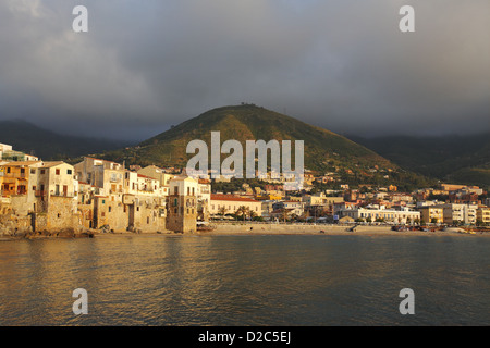 Cefalù Altstadt und Hafen bei Sonnenuntergang, Sizilien, Italien Stockfoto