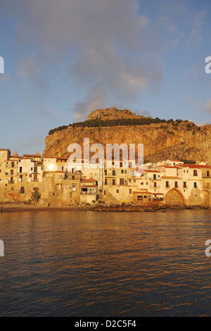 Cefalù Altstadt und Hafen bei Sonnenuntergang, Sizilien, Italien Stockfoto