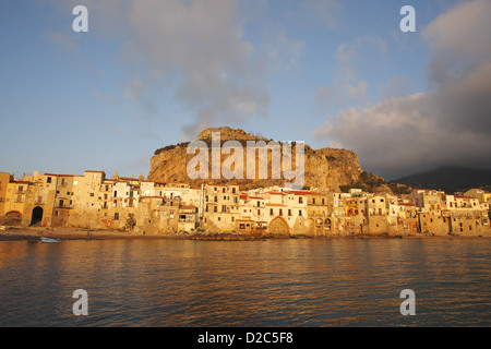 Cefalù Altstadt und Hafen bei Sonnenuntergang, Sizilien, Italien Stockfoto