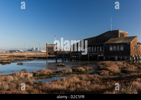 Shoreline Interpretive Center in den Vordergrund und Kraftwerk im Bau im Hintergrund mit Feuchtgebieten dazwischen. Stockfoto