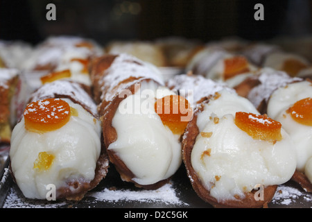Cannoli auf Display, Sizilien, Italien Stockfoto