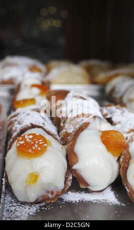 Cannoli auf Display, Sizilien, Italien Stockfoto