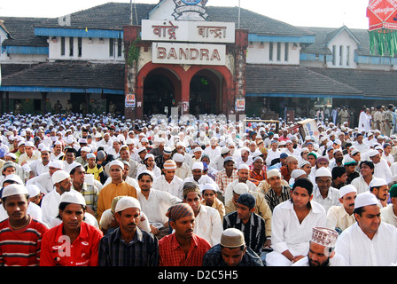 Muslime sitzen für Namaz auf Id-Ul-Fitr auf Ramzan Id in Bandra Station, Bombay Mumbai, Maharashtra, Indien Stockfoto