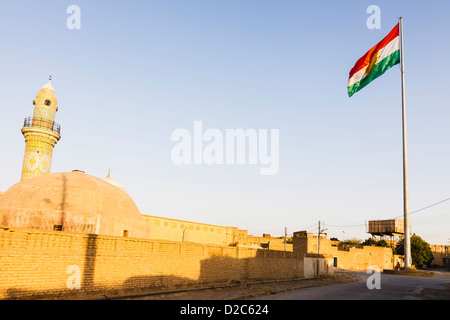 Mulla Afandi Moschee und kurdischen Flagge in der Mitte der Zitadelle von Arbil, Region Kurdistan-Irak Stockfoto