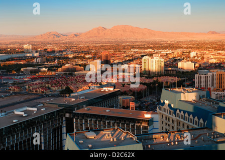 Las Vegas Sonnenuntergang Luftaufnahme mit Berg. Von der Spitze des Eiffel Tower Hotel betrachtet. Stockfoto