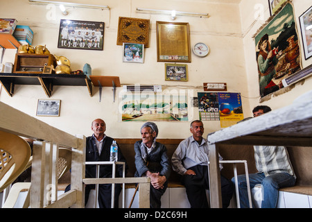 Kurdische Männer sitzen in einem Kaffeehaus in Arbil, Irak kurdische Stockfoto