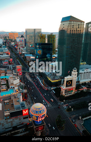 Las Vegas Straßenansicht. Von der Spitze des Eiffel Tower Hotel betrachtet. Stockfoto