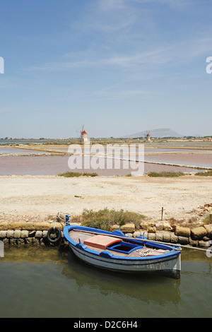 Salinen auf der Salzstraße zwischen Trapani und Marsala, Sizilien, Italien Stockfoto