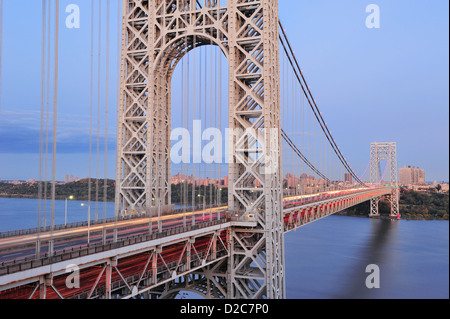 George Washington Brücke bei Sonnenuntergang über den Hudson River. Stockfoto