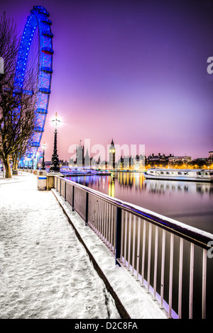 Skyline von London im Schnee Stockfoto