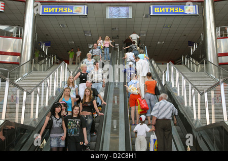 Minsk, Belarus, Menschen auf der Rolltreppe im Hauptbahnhof, Minsk Passaschyrski Stockfoto