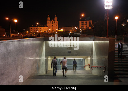 Minsk, Weißrussland, der Eingang zur Metro-Station im Hintergrund Nemiga der Heiligen-Geist-Kathedrale Stockfoto