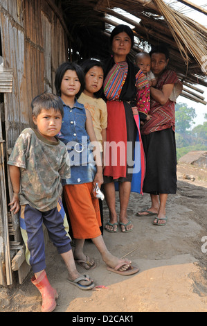 Taunggyi, Myanmar, eine Familie vor ihrer Hütte Stockfoto