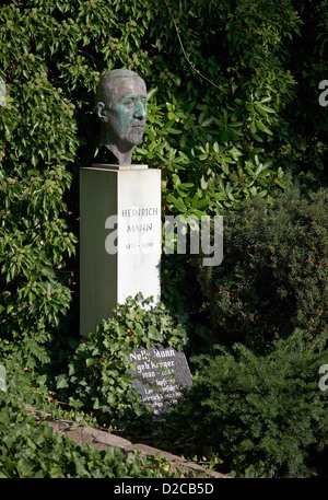 Berlin, Deutschland, Grab von Heinrich Mann und Nelly Mann auf dem Friedhof Dorotheenstaedtischen Stockfoto