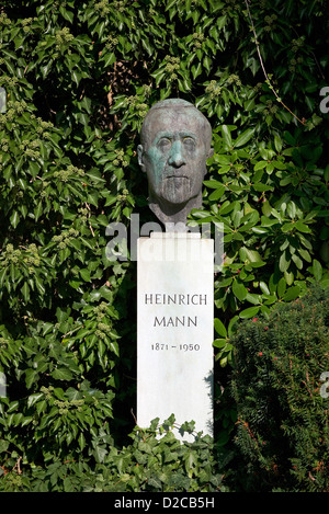 Berlin, Deutschland, am Grab von Heinrich Mann Dorotheenstaedtischen Friedhof Stockfoto