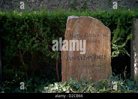 Berlin, Deutschland, auf dem Grab von Anna Seghers Dorotheenstaedtischen Friedhof Stockfoto