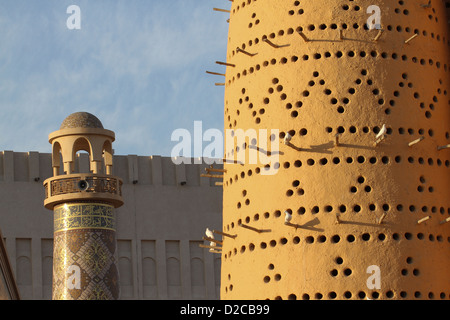 Die Goldene Moschee Minarett gesehen Seite an Seite mit den Taubenturm in Katara Cultural Village Stockfoto