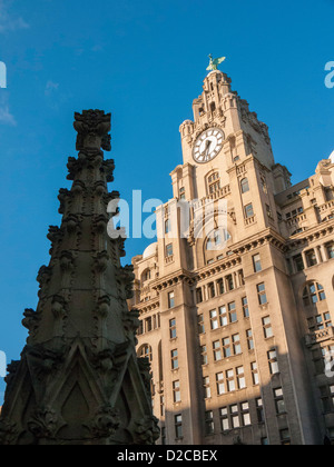 Royal Liver Building, Liverpool, UK aus dem Gelände des Liverpool Pfarrkirche unserer lieben Frau und St. Nikolaus Stockfoto