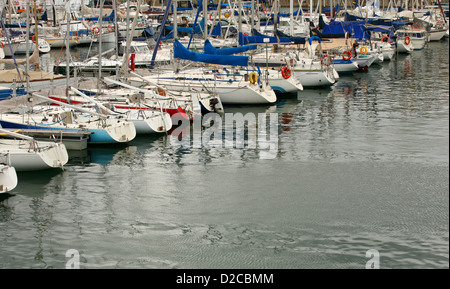 Große Luxus-Boote und Yachten ankern in Duquesa Hafen In Spanien. Barcelona Stockfoto