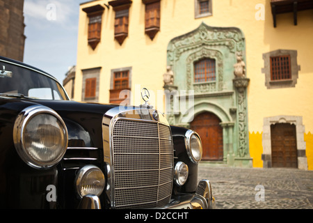 Mercedes-Benz Oldtimer vor einem alten Gebäude im Stadtzentrum von Las Palmas auf der Insel Gran Canaria, Kanarischen Inseln, Spanien. Stockfoto