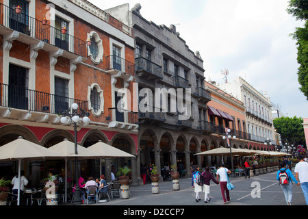 Zocalo - Zentralplatz der Stadt Puebla mit Kolonnade von Cafés und Restaurants - Mexiko Stockfoto