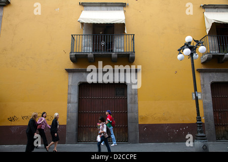 Calle 16 Septiembre Straße Fassade in Puebla mit Menschen vorbei - Puebla - Mexiko Stockfoto