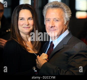 US-Schauspieler und Regisseur Dustin Hoffman und seine Frau Lisa kommen für die Premiere seines neuen Films "Quartett" an der Deutschen Oper in Berlin, Deutschland, 20. Januar 2013. Foto: STEPHANIE PILICK Stockfoto