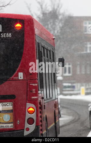 Ein P5-Bus fährt entlang Knatchbull Road, Camberwell, Süd-London, UK am 20. Januar 2013. Dies ist der dritte Tag des Schnees in der Hauptstadt und Meteorologen vorhersagen mehr für später 20 Januar. Stockfoto