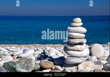 Gestapelte Kiesel am Kiesstrand Stockfoto