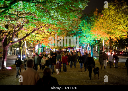 Berlin, Deutschland, unter Passanten beleuchtet Linden anlässlich des Festival of Lights Stockfoto