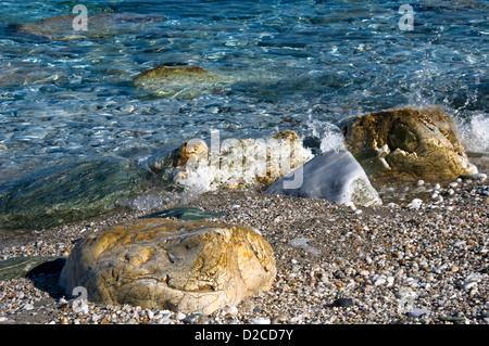 Kieselsteine am Kiesstrand Stockfoto