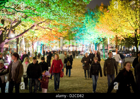 Berlin, Deutschland, unter Passanten beleuchtet Linden anlässlich des Festival of Lights Stockfoto