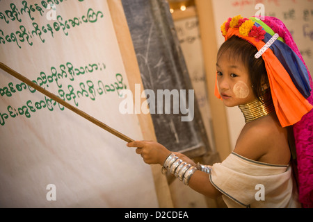 Junges Mädchen vom Stamm Kareng Padaung, langen Hals in einem Klassenzimmer Stockfoto