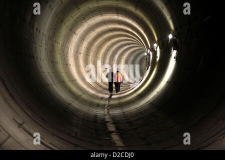 Unterirdische Tunnelbauarbeiten Menschen, die hereinfahren Stockfoto