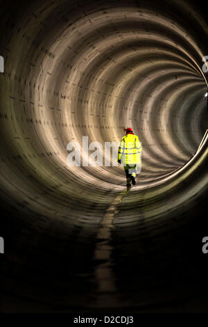 Unterirdische Bauarbeiten, Tunnel, Arbeiter, die durch einen Tunnel gehen Stockfoto