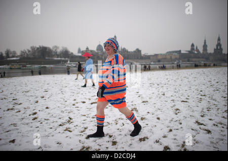 Menschen sind verkleidet, da sie die 15. Dresden Silvester schwimmen an den Ufern der Elbe in Dresden, Deutschland, 20. Januar 2013 teilnehmen. Foto: ARNO BURGI Stockfoto