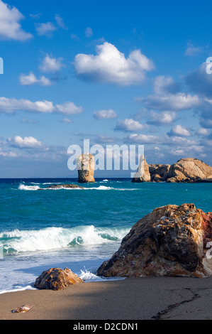 Wellen brechen sich am felsigen Strand Stockfoto