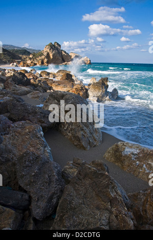 Wellen brechen sich am felsigen Strand Stockfoto