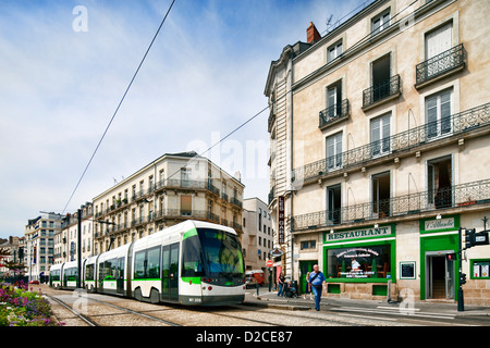 Nantes, Frankreich, ein Reisender Straßenbahn Metro Paris am Boulevard von Stalingrad Stockfoto