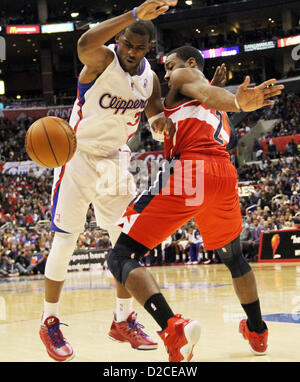 19. Januar 2013 klopft - Los Angeles, Kalifornien, USA - Clippers Point Guard Chris Paul den Ball locker aus Assistenten backup Point Guard John Wall wie die Los Angeles Clippers am Samstag, 19. Januar 2013 besucht Washington Wizards-94-87 im Staples Center in Los Angeles, Kalifornien zu besiegen. (Kredit-Bild: © Burt Harris/Prensa Internacional/ZUMAPRESS.com) Stockfoto