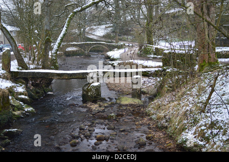 Der Weiler Wycoller im Winter in der Nähe der Bronte-Weg mit der Lastesel Bridge, Clapper Bridge und Wycoller Halle Stockfoto