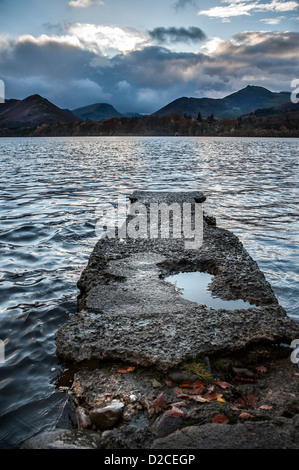 alte Mole auf Derwentwater, Lake District, mit Blick auf Causey Hecht und Newlands Valley während eines Sturms Stockfoto