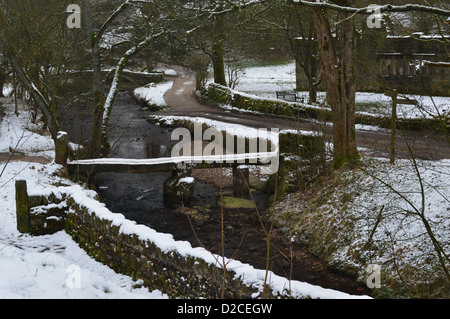 Der Weiler Wycoller im Winter in der Nähe der Bronte-Weg mit der Lastesel Bridge, Clapper Bridge und Wycoller Halle Stockfoto