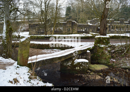 Der Weiler Wycoller im Winter in der Nähe der Bronte-Weg mit der Lastesel Bridge, Clapper Bridge und Wycoller Halle Stockfoto