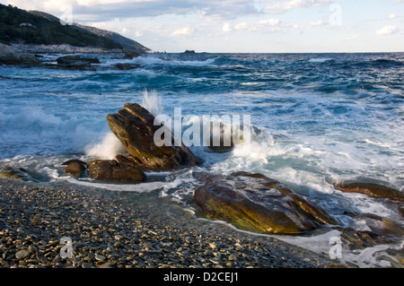 Wellen gegen Felsen am Strand Stockfoto