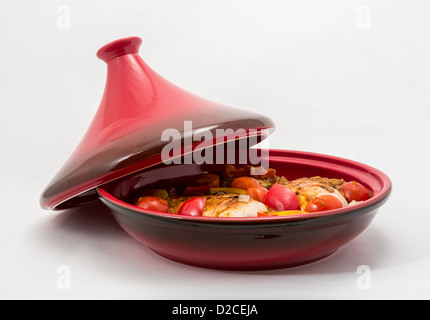 Tagine (Tajine) eine Art von Kochgeschirr aus Marokko, hier gezeigt mit einem vorbereiteten Huhn kochbereit. Stockfoto